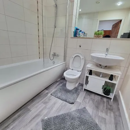 2 Bedroom - City Centre Location - Perfect For Family's *